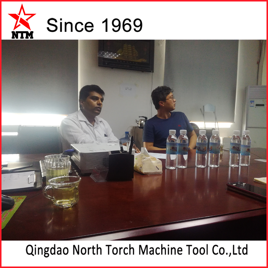 中東客戶來我司洽談并簽訂合同，采購我司CK84系列數(shù)控軋輥車床